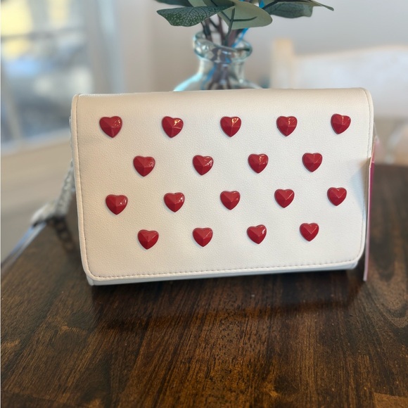 White crossbody purse with mini red hearts. - Picture 2 of 6